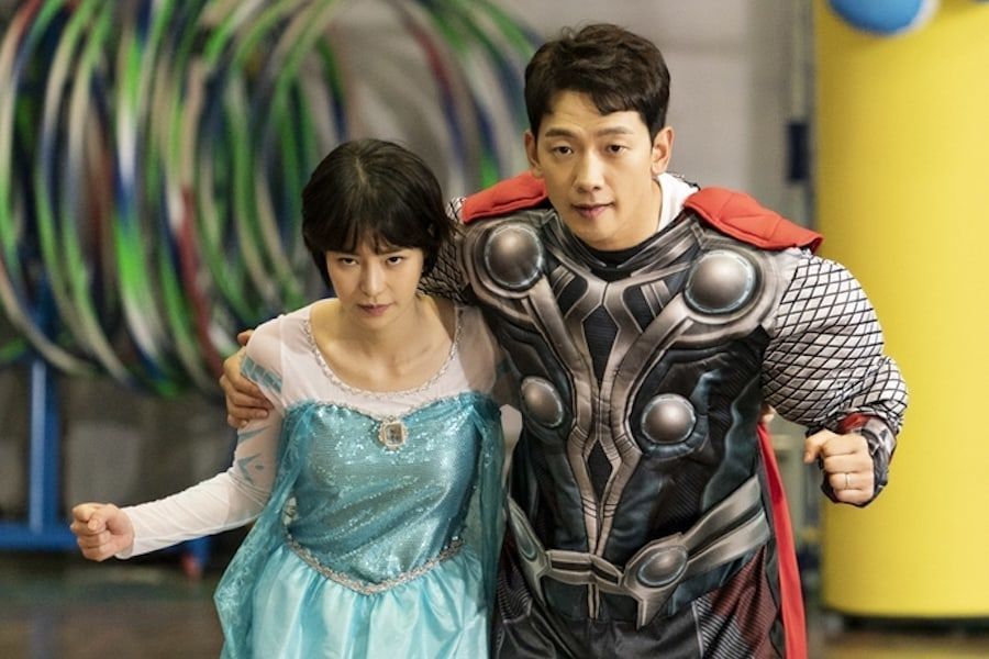 Rain et Lim Ji Yeon interprètent le cosplay de personnages de films populaires dans 