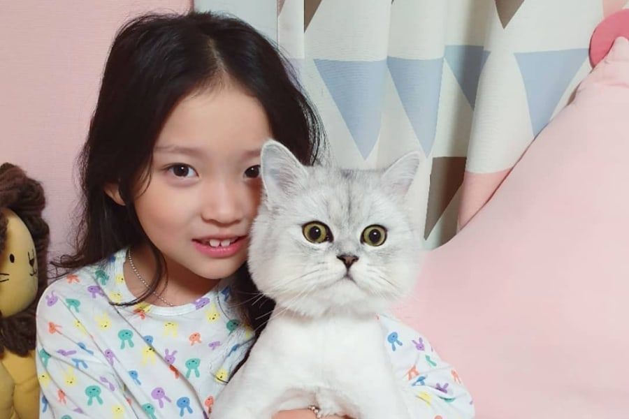 La petite actrice Koo Sa Rang accusée d'avoir maltraité son chat + Sa mère s'excuse