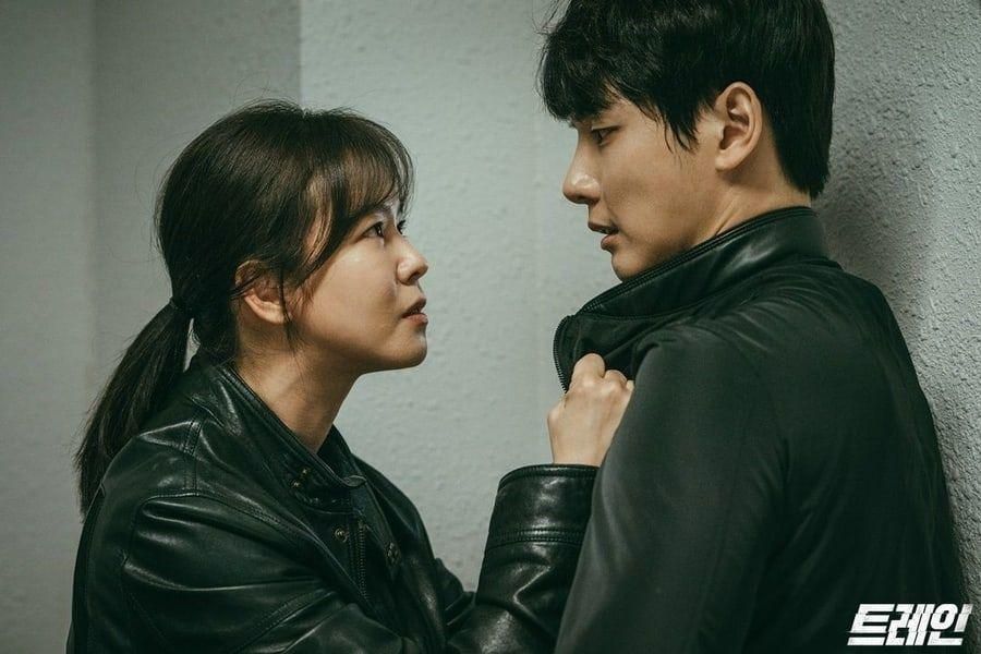 Kyung Soo Jin et Yoon Shi Yoon des univers parallèles ont une confrontation tendue sur 