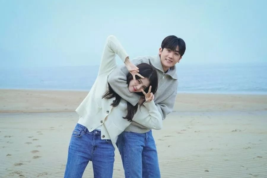 Park Hyung Sik et Han So Hee montrent une chimie brillante sur la plage pour 