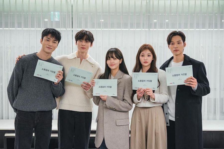 Kim So Hyun, Hwang Minhyun et bien d'autres testent leur chimie lors de la lecture de scénarios pour le nouveau drame romantique et mystérieux 