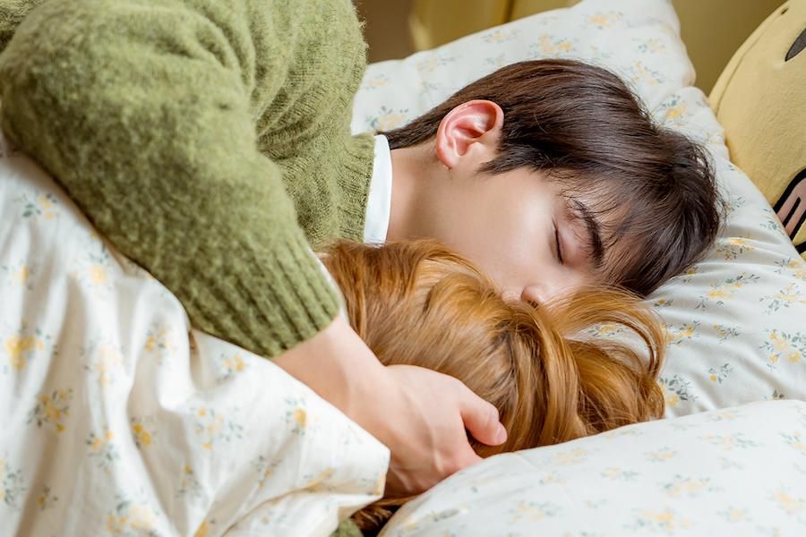 Cha Eun Woo s'endort dans le même lit que Park Gyu Young dans 