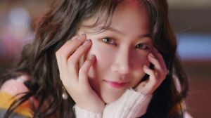 Soyou chante "The Night" dans le MV du thème promotionnel de son 1er album solo