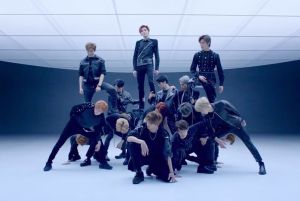 NCT dévoile son intense charisme et vidéo chorégraphie de "Black On Black" avec les 18 membres du groupe