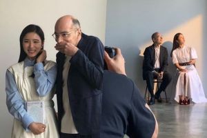 Shin Se Kyung n'arrête pas de sourire lorsqu'elle rencontre l'écrivain français Bernard Werber pour une séance photo