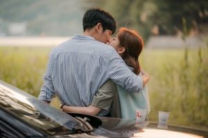 Jung Hae In et Han Ji Min profitent de moments d'intimité privés dans "One Spring Night"