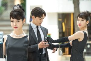 IU représente Audrey Hepburn lors de ses achats avec Yeo Jin Goo dans un nouvel aperçu de «Hotel Del Luna»