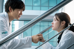 Ji Sung tend la main à Lee Se Young dans "Docteur John"