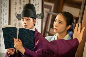 Cha Eun Woo d'ASTRO ne peut s'empêcher de regarder Shin Se Kyung dans "L'histoire de la recrue Goo Hae Ryung"