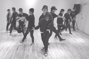 Kang Daniel montre son charme et son talent dans la vidéo de pratique de danse «What Are You Up To»