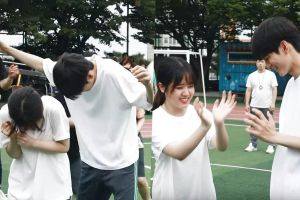 Ong Seong Wu protège Kim Hyang Gi dans un jeu vidéo dodgeball dans les coulisses de «Moments of 18»