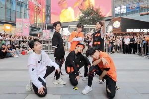 Boy Story, le groupe JYP, interprète une reprise de la danse «HIT» de SEVENTEEN dans les rues de Chine