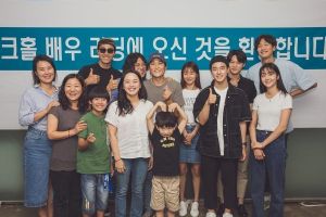 Cha Seung Won, Lee Kwang Soo, Kim Sung Kyun, Nam Da Reum et d'autres assistent à la lecture du scénario de leur nouveau film comique sur les catastrophes