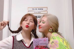 Sunmi prend une douce photo avec Seulgi de Red Velvet dans le vestiaire de «Music Bank»