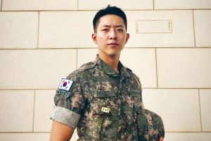 Lee Jung Shin, de CNBLUE, remercie les fans pour leurs vœux d'anniversaire et partage une nouvelle photo en uniforme militaire