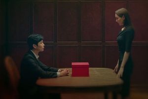 Lee Min Ki et Lee Yoo Young réfléchissent à une boîte rouge de secrets dans l'affiche principale du nouveau drame policier