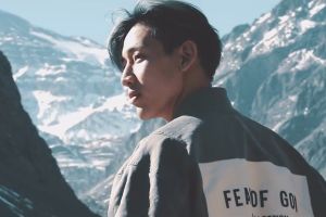 BamBam de GOT7 surprend avec une vidéo autodirigée «Feel It, See It» qui montre son groupe, ses fans et ses voyages