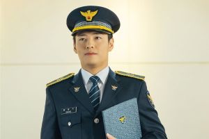 Kang Ha Neul porte son uniforme de police officiel dans "When The Camellia Blooms"