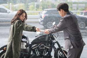 Jang Nara conduit sa moto sous la pluie pour aider Shin Jae Ha dans «VIP»