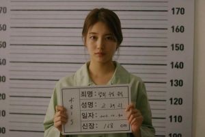 Suzy prend une photo en prison pour "Vagabond"