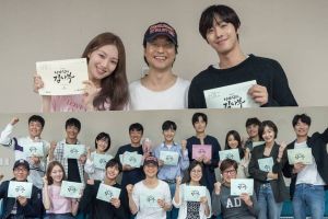 Lee Sung Kyung, Han Suk Kyu, Ahn Hyo Seop et d'autres assistent à la lecture du scénario de la saison 2 de "Romantic Doctor Kim"