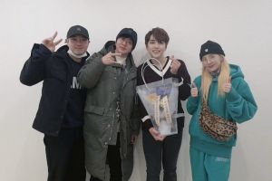 Sandara Park partage des photos avec les co-stars du spectacle de variétés dans la comédie musicale membre B1A4, Sandeul