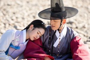 Kim Min Kyu et Jin Se Yeon sont sur le point de s'embrasser dans "Queen: Love and War"
