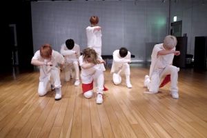 iKON se concentre sur sa chorégraphie vidéo de pratique simple mais pleine d'énergie pour "Dive"