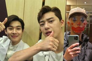 Park Seo Joon révèle que son chien ne pouvait pas le reconnaître avec du maquillage de clown + Choi Woo Shik et Park Hyung Sik répondent avec amusement