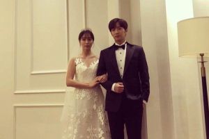 Lee Min Jung et Lee Sang Yeob posent pour une photo de mariage dans le drame du week-end de KBS