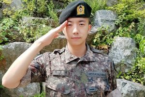2PM Wooyoung a été libéré quelques jours plus tôt dans le cadre du protocole militaire de lutte contre COVID-19