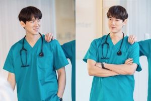 Yoo Yeon Seok ne cesse de sourire dans les coulisses du drame à venir "Hospital Playlist"