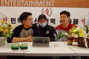 Lee Jung Shin et Kang Min Hyuk de CNBLUE reviennent avec leur première émission depuis leur départ de l'armée + Jung Yong Hwa se joint à eux pour les féliciter