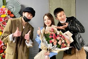 Kang Seung Yoon et Lee Seung Hoon de WINNER encouragent Sandara Park dans leur comédie musicale