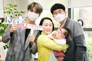 Kang Daniel rencontre le bébé qui a reçu un implant cochléaire avec son don