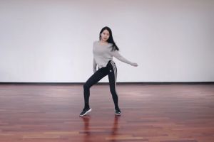 Natty montre son talent de danse avec sa propre chorégraphie avant ses débuts officiels