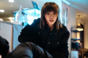 Kim Go Eun passe par une transformation à 180 degrés dans son double rôle de criminelle