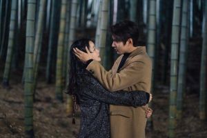 Lee Min Ho et Kim Go Eun partagent un câlin émotionnel dans une forêt sombre dans "The King: Eternal Monarch"