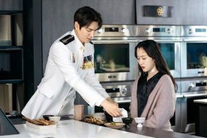 Lee Min Ho cuisine pour Kim Go Eun alors que les problèmes se développent ailleurs dans "The King: Eternal Monarch"