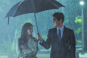 Lee Bo Young et Yoo Ji Tae partagent des sourires sous la pluie sur «Quand mon amour fleurit»