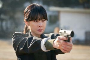 Choi Kang Hee a l'air furieuse alors qu'elle pointe son arme sur "Good Casting"