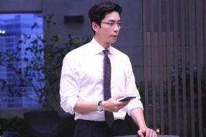 Shin Sung Rok se transforme en homme d'affaires diligent pour le prochain thriller fantastique de MBC
