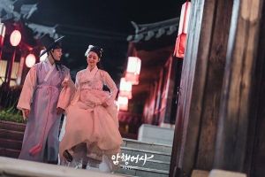 Kim Myung Soo et Kwon Nara marchent bras dessus bras dessous dans de nouveaux teasers pour un drame historique à venir