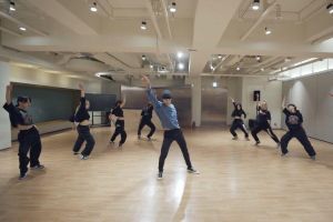 Kai d'EXO hypnotise tout en montrant les détails de la chorégraphie «Mmmh» dans la vidéo de pratique de la danse