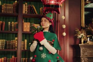 Lee Hi chante des versions modernes de classiques de Noël portant un costume adorable dans une vidéo spéciale