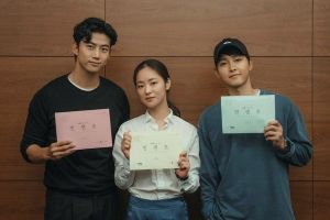Song Joong Ki, Jeon Yeo Bin, Taecyeon de 14 heures et bien d'autres encore tiennent la lecture du script pour le drame à venir
