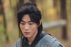 Ji Soo se transforme en un jeune homme passionné qui se bat pour la paix dans un drame historique à venir