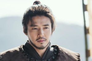 Kang Ha Neul est un général charismatique qui protège son royaume dans "River Where The Moon Rises"