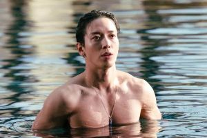 Jung Yong Hwa de CNBLUE est effrayé par la piscine d'un hôtel dans un prochain drame avec Jang Nara