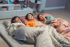 Hong Eun Hee, Jeon Hye Bin et Go Won Hee Profitez d'une douce soirée pyjama sur «Revolutionary Sisters»